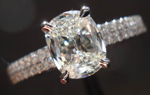 Daussi solitaire | Diamond engagement ring | Diamond shank